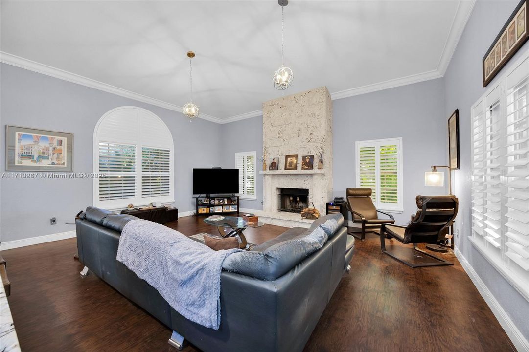 最近售出: $1,250,000 (4 贝兹, 5 浴室, 4698 平方英尺)