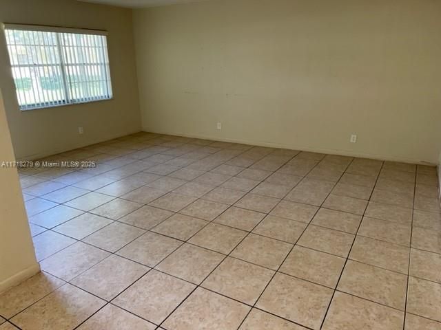 For Rent: $1,700 (2 beds, 1 baths, 880 Square Feet)