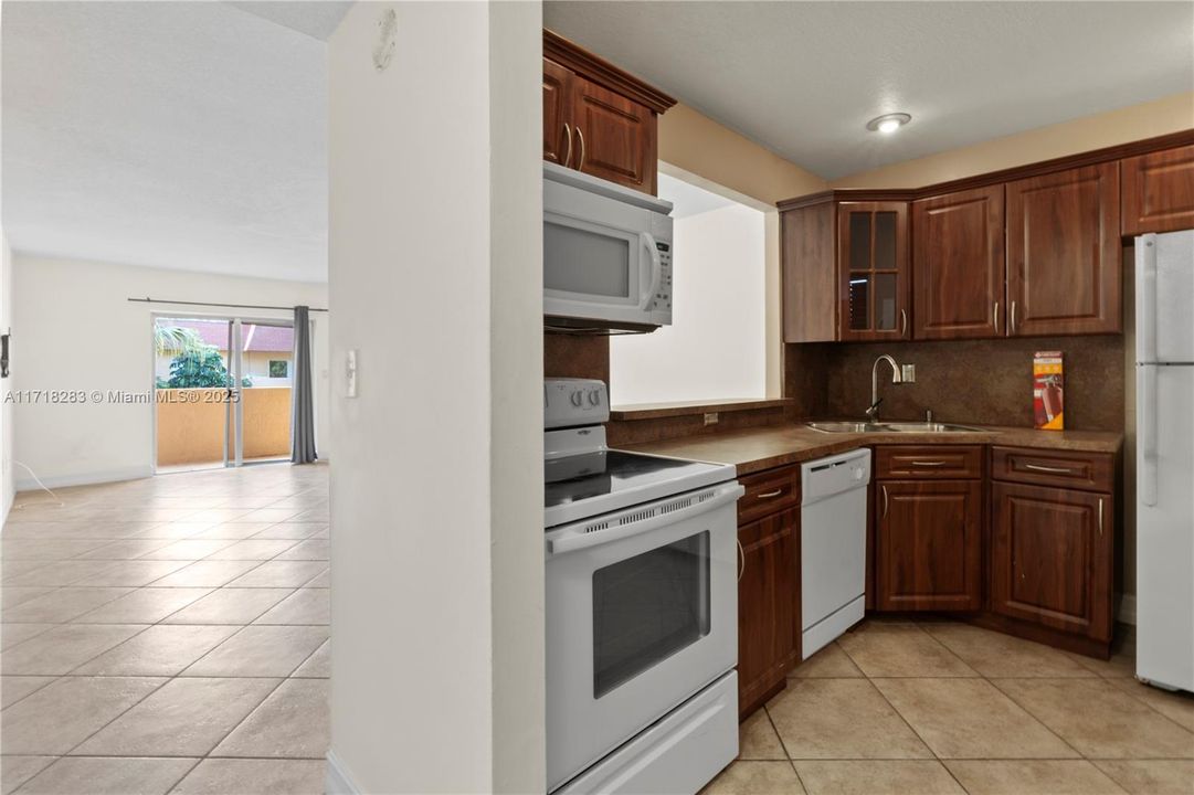 For Sale: $199,000 (1 beds, 1 baths, 755 Square Feet)