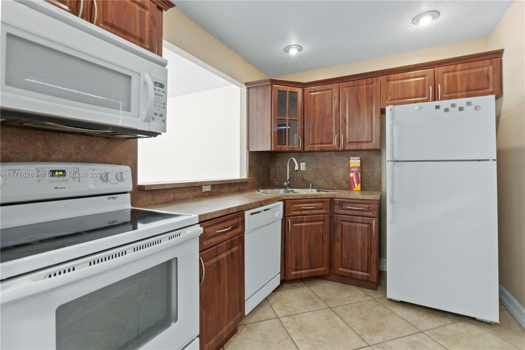 For Sale: $199,000 (1 beds, 1 baths, 755 Square Feet)