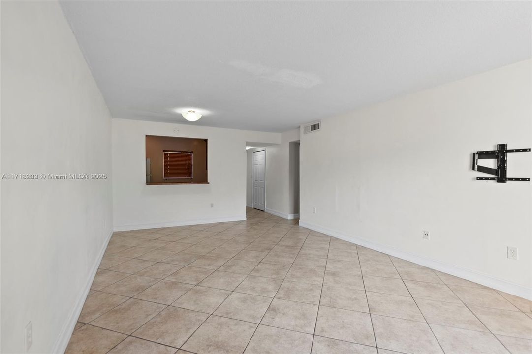 For Sale: $199,000 (1 beds, 1 baths, 755 Square Feet)