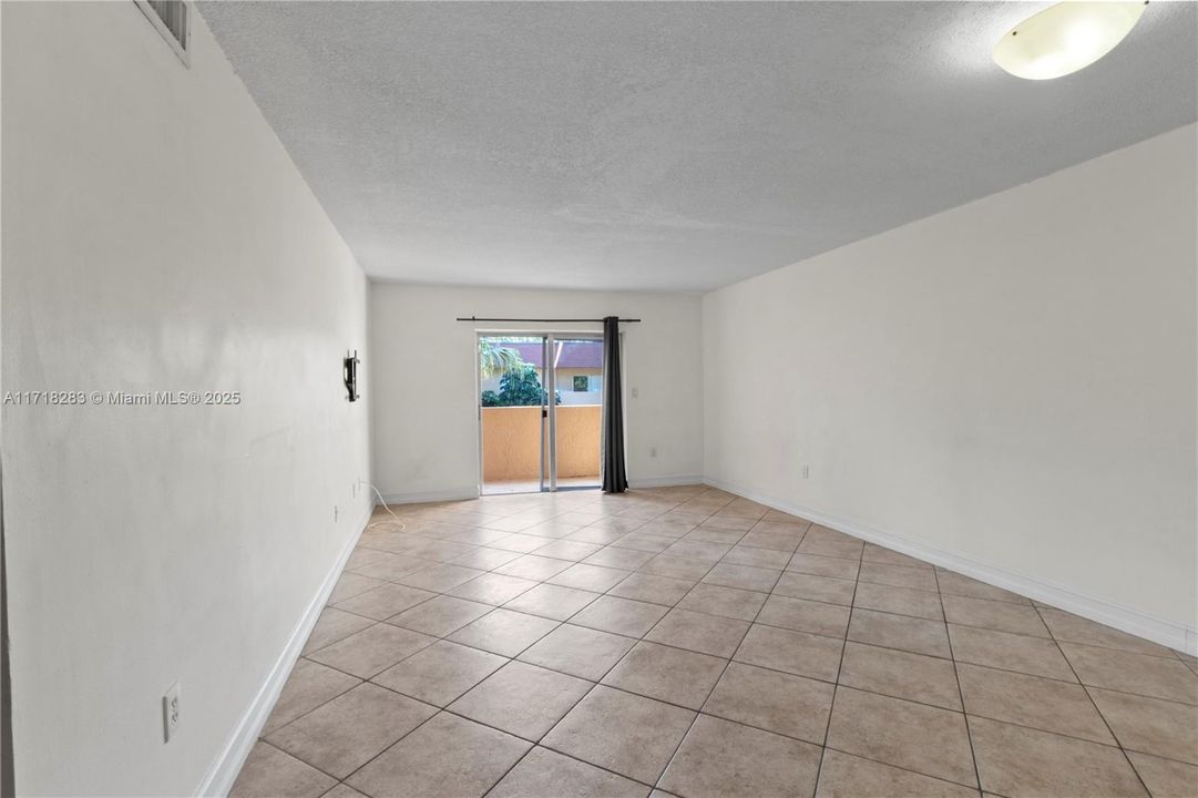 For Sale: $199,000 (1 beds, 1 baths, 755 Square Feet)