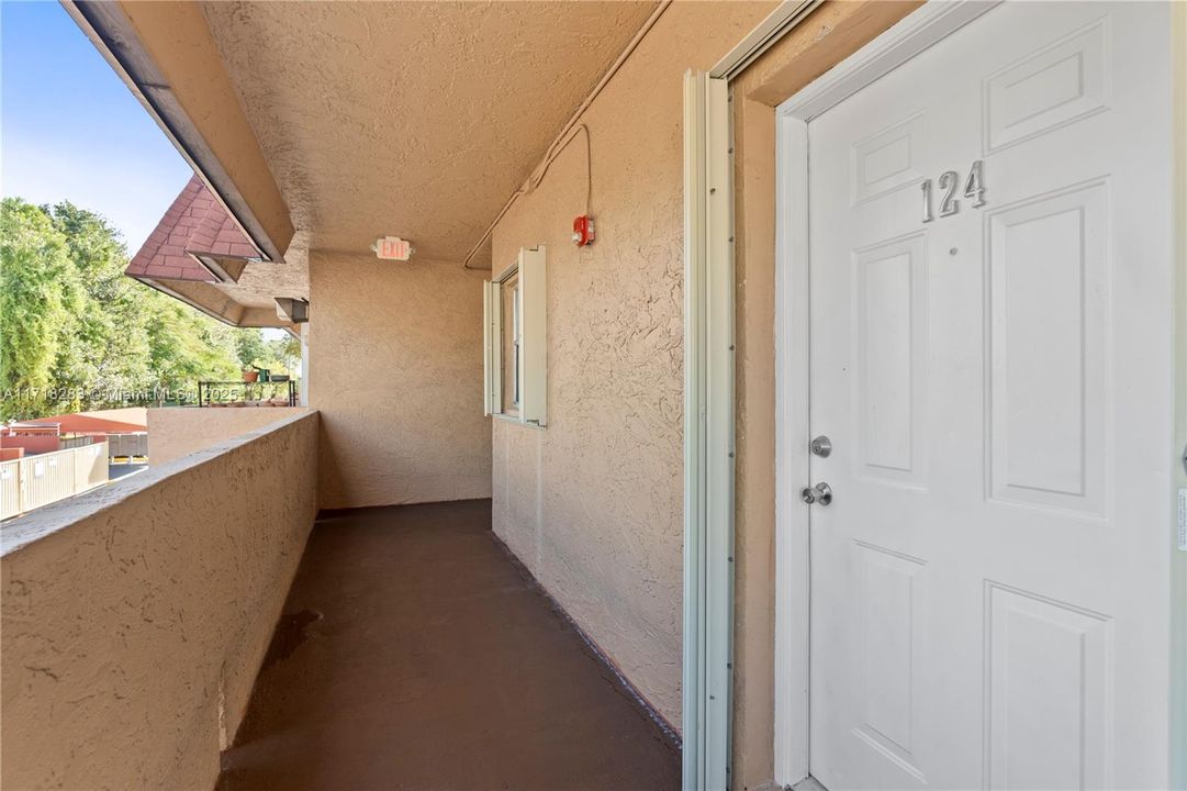 For Sale: $199,000 (1 beds, 1 baths, 755 Square Feet)