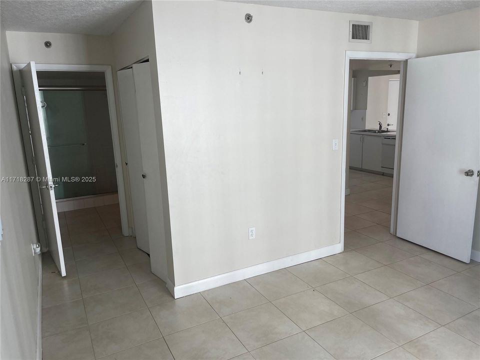 For Sale: $429,000 (2 beds, 2 baths, 930 Square Feet)