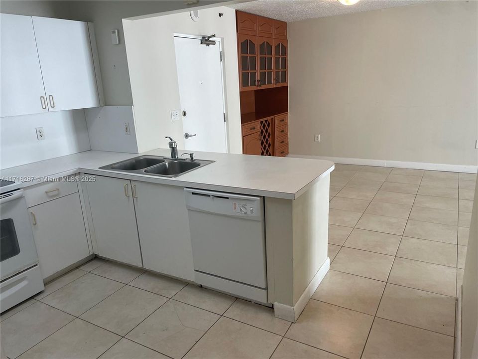 For Sale: $429,000 (2 beds, 2 baths, 930 Square Feet)