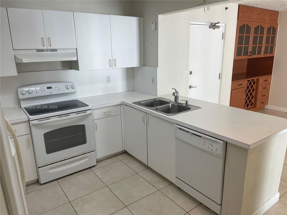 For Sale: $429,000 (2 beds, 2 baths, 930 Square Feet)