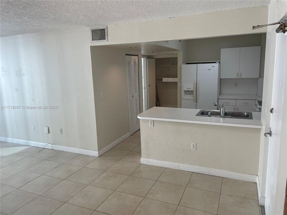 For Sale: $429,000 (2 beds, 2 baths, 930 Square Feet)