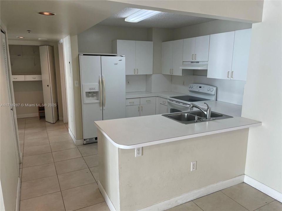 For Sale: $429,000 (2 beds, 2 baths, 930 Square Feet)