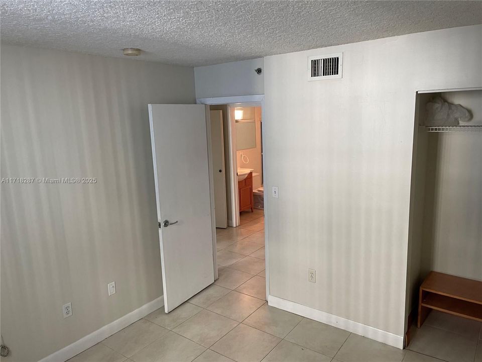 For Sale: $429,000 (2 beds, 2 baths, 930 Square Feet)