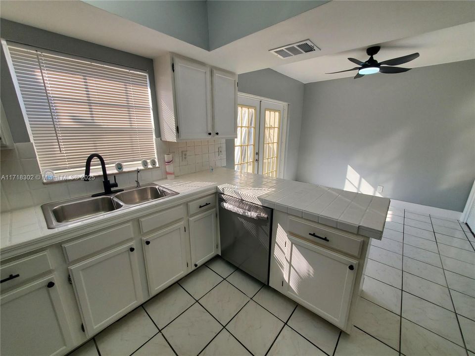 For Rent: $2,100 (2 beds, 1 baths, 1108 Square Feet)