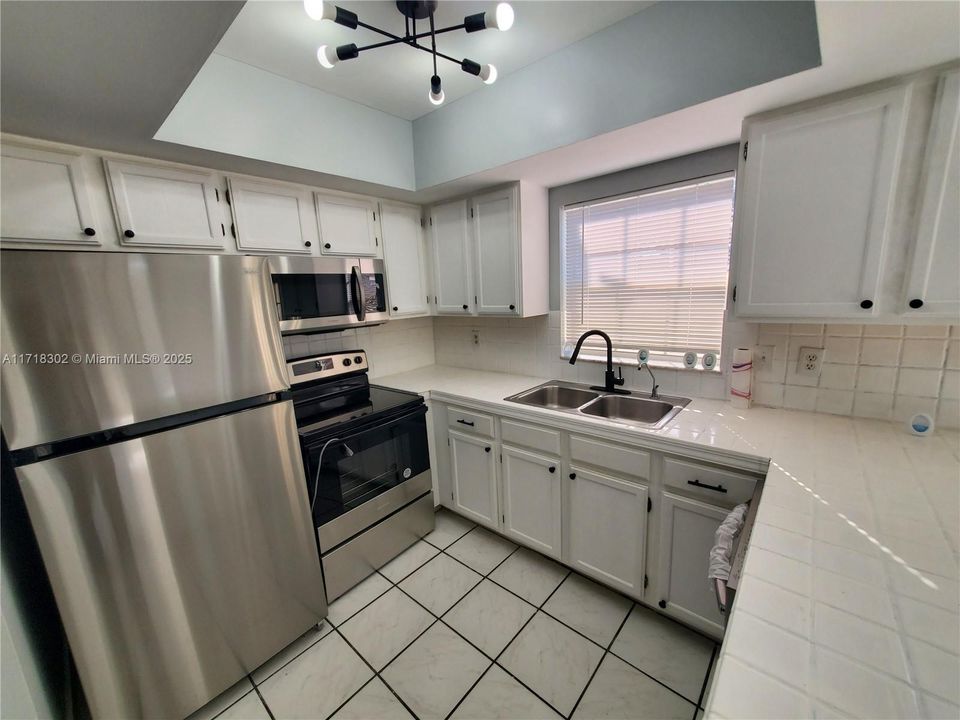 For Rent: $2,100 (2 beds, 1 baths, 1108 Square Feet)