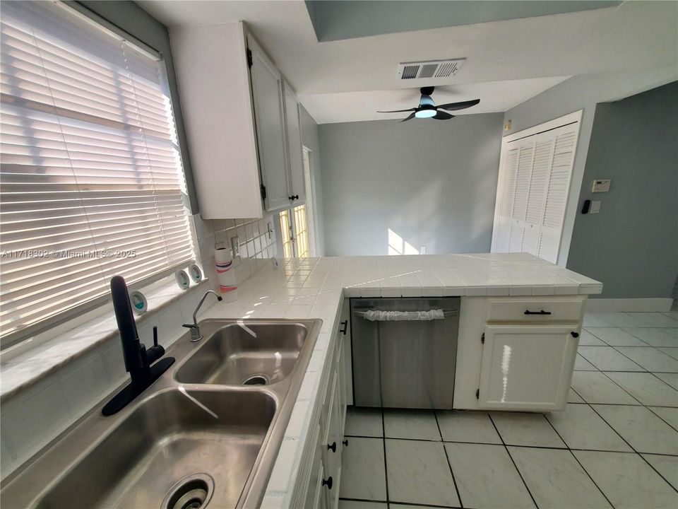 For Rent: $2,100 (2 beds, 1 baths, 1108 Square Feet)