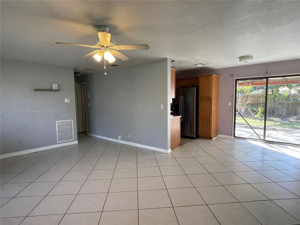 For Sale: $275,000 (2 beds, 1 baths, 1058 Square Feet)