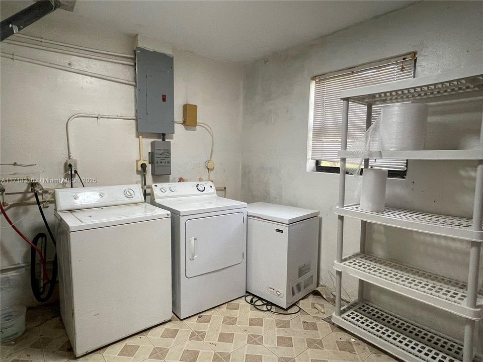 For Sale: $275,000 (2 beds, 1 baths, 1058 Square Feet)