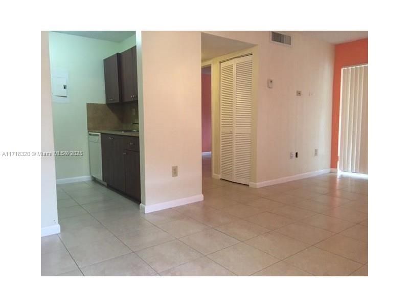 For Rent: $1,800 (1 beds, 1 baths, 583 Square Feet)