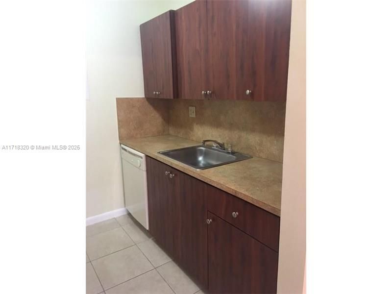 For Rent: $1,800 (1 beds, 1 baths, 583 Square Feet)