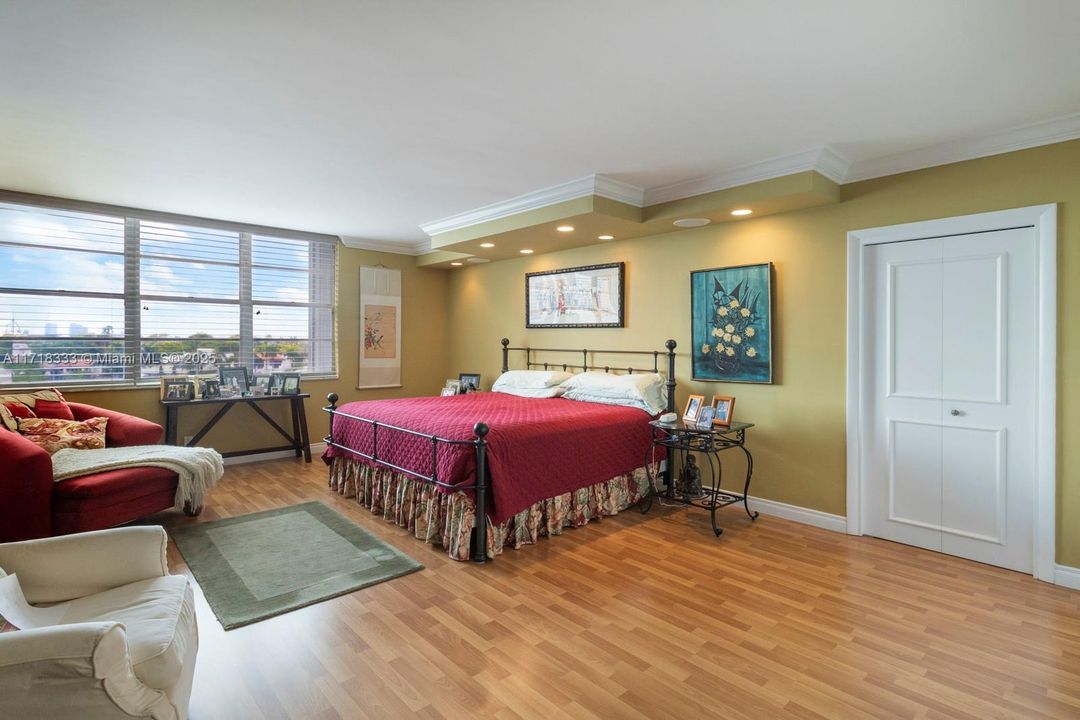 For Sale: $999,000 (2 beds, 2 baths, 2115 Square Feet)