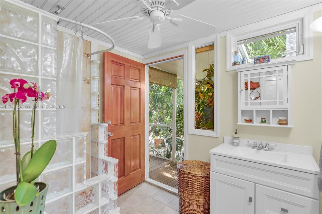 Recently Sold: $550,000 (2 beds, 1 baths, 720 Square Feet)