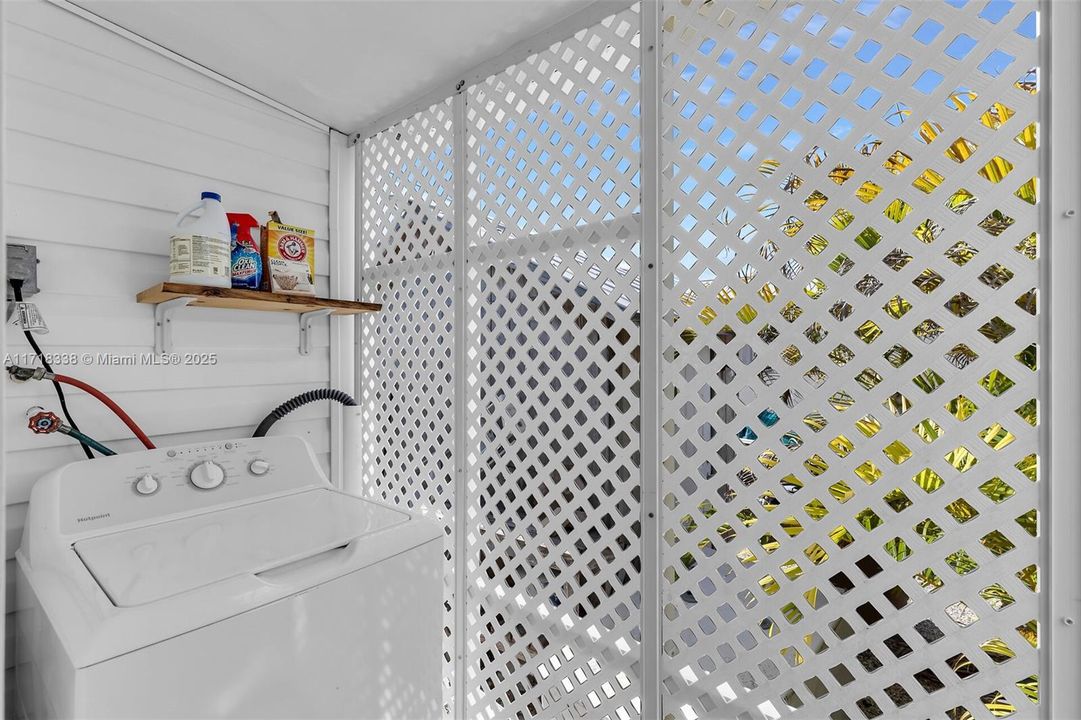 Recently Sold: $550,000 (2 beds, 1 baths, 720 Square Feet)