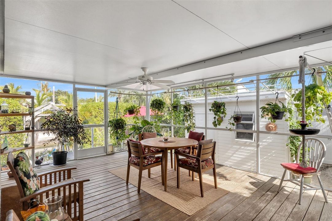 Recently Sold: $550,000 (2 beds, 1 baths, 720 Square Feet)