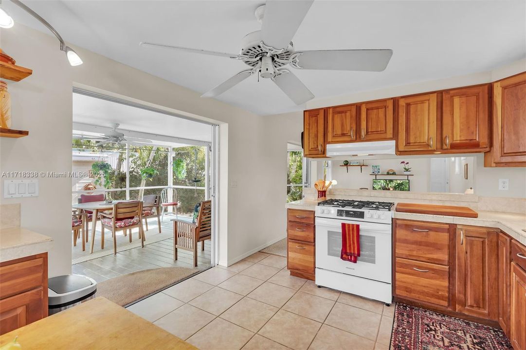 Recently Sold: $550,000 (2 beds, 1 baths, 720 Square Feet)