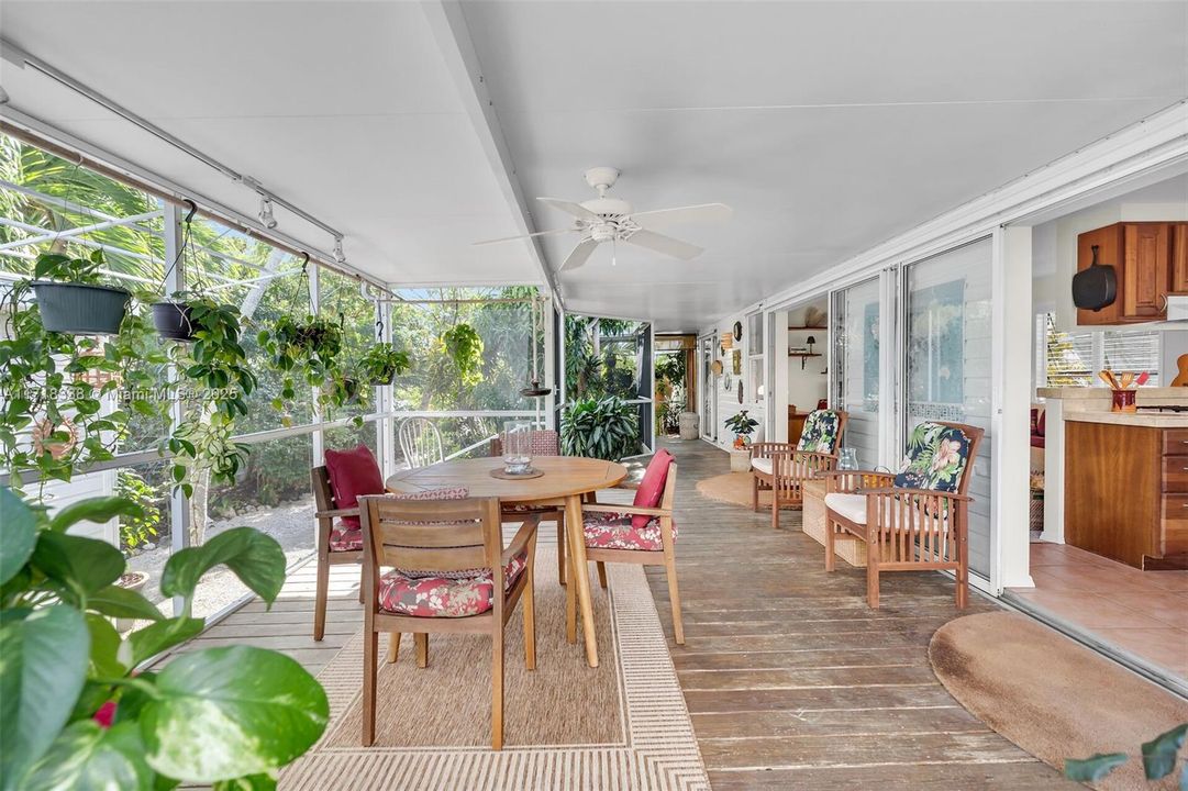 Recently Sold: $550,000 (2 beds, 1 baths, 720 Square Feet)