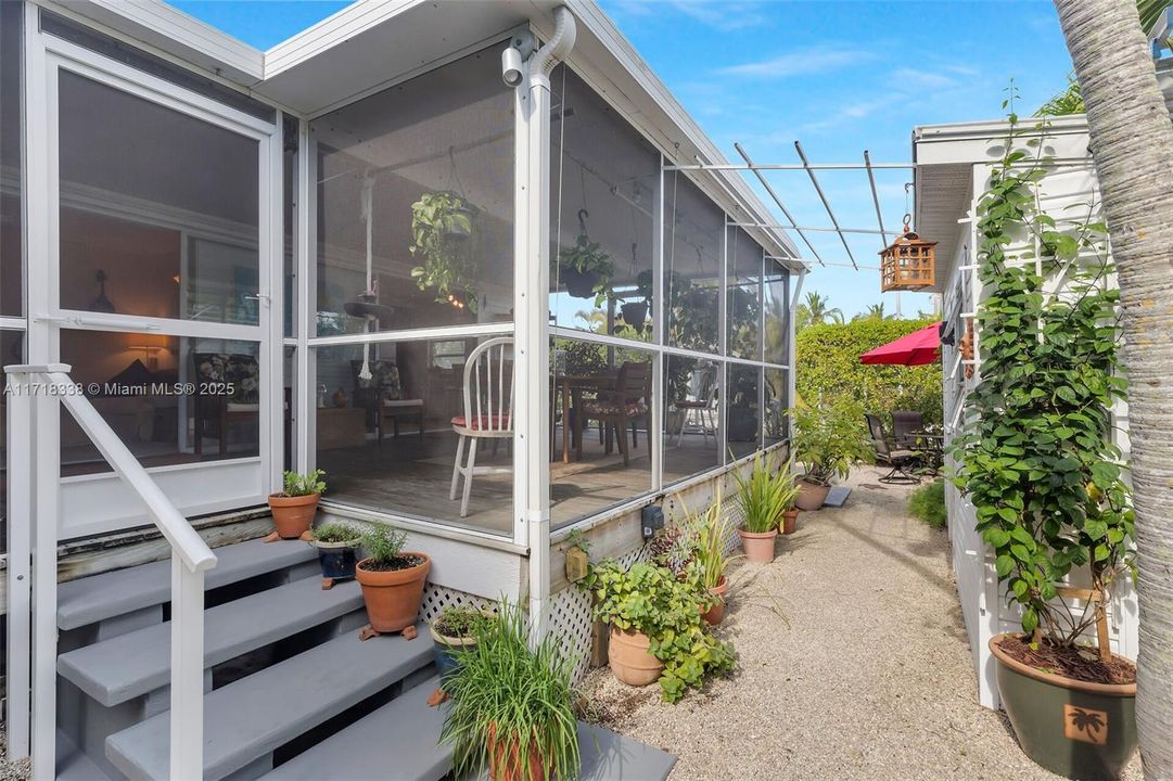 Recently Sold: $550,000 (2 beds, 1 baths, 720 Square Feet)