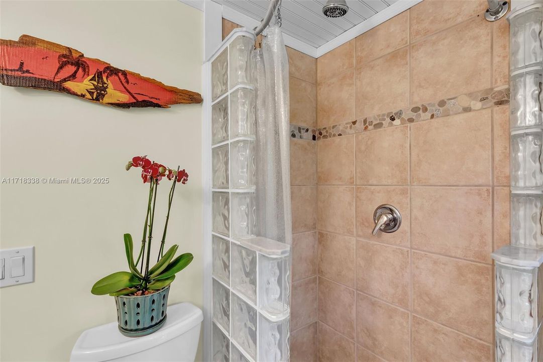 Recently Sold: $550,000 (2 beds, 1 baths, 720 Square Feet)