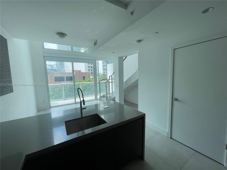 For Sale: $499,000 (1 beds, 1 baths, 727 Square Feet)