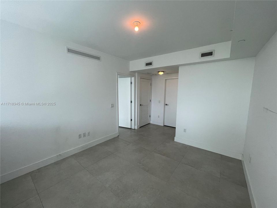 For Sale: $499,000 (1 beds, 1 baths, 727 Square Feet)