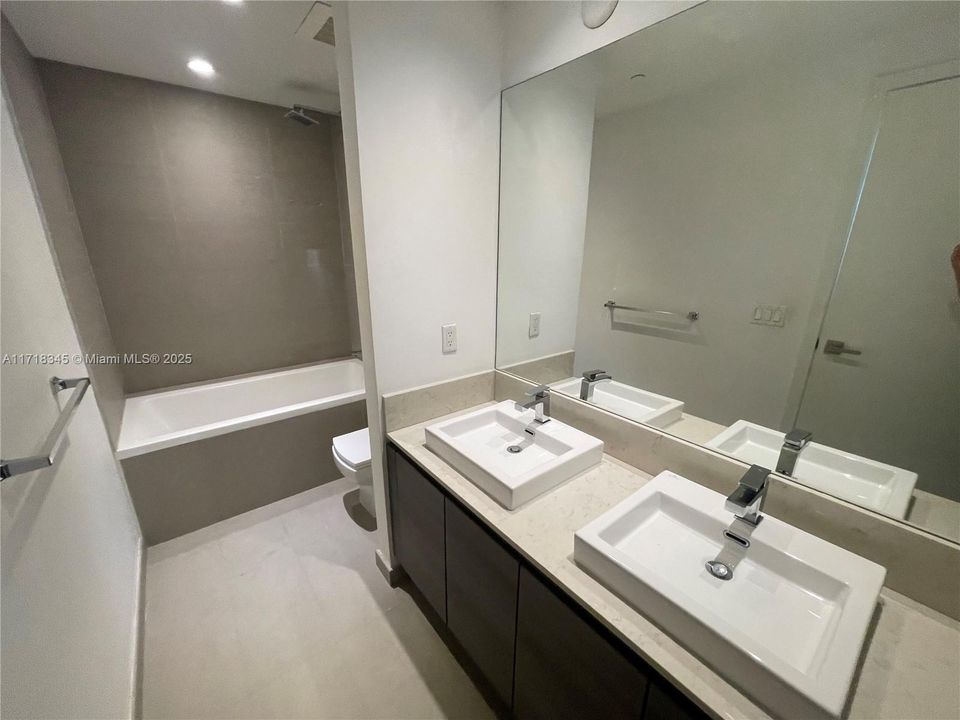 For Sale: $499,000 (1 beds, 1 baths, 727 Square Feet)