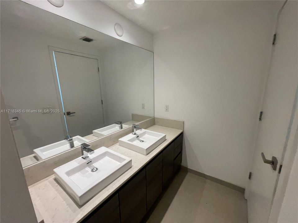 For Sale: $499,000 (1 beds, 1 baths, 727 Square Feet)