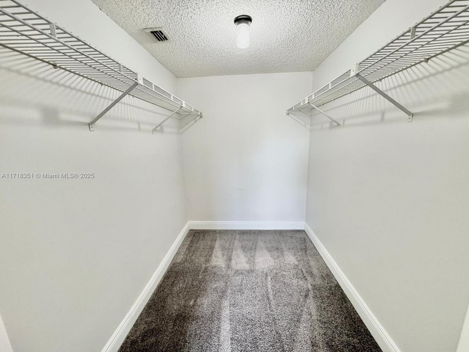 For Sale: $185,000 (1 beds, 1 baths, 835 Square Feet)