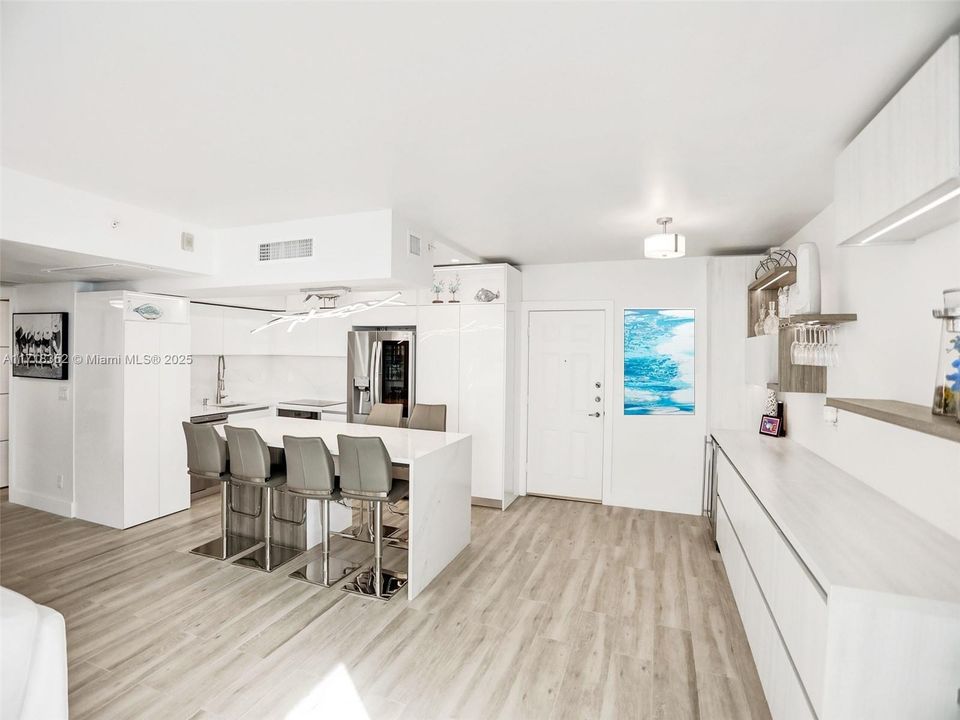 For Sale: $879,000 (2 beds, 2 baths, 1198 Square Feet)