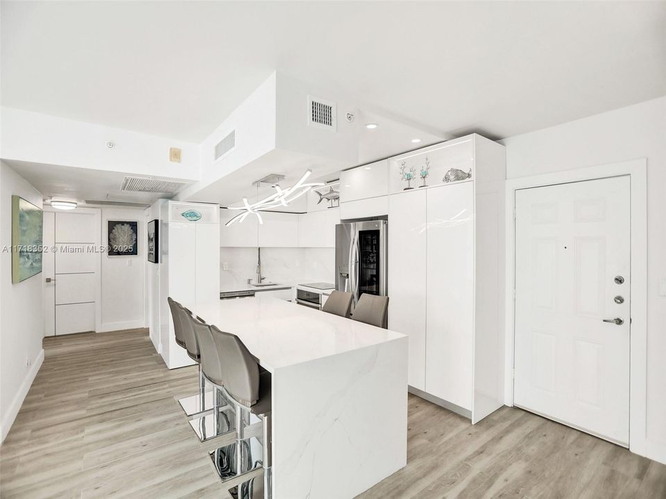 For Sale: $879,000 (2 beds, 2 baths, 1198 Square Feet)