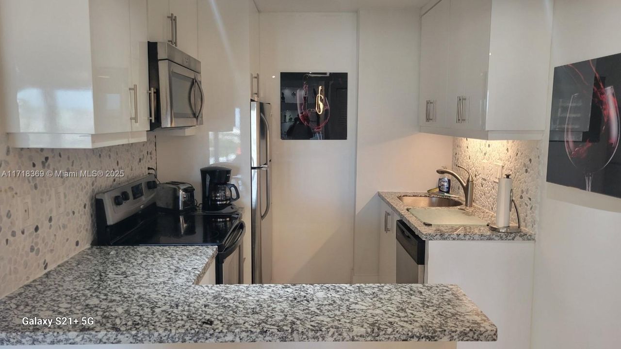 For Sale: $265,000 (1 beds, 1 baths, 861 Square Feet)