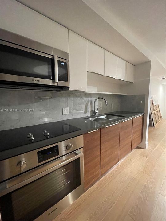 For Rent: $3,550 (1 beds, 1 baths, 707 Square Feet)