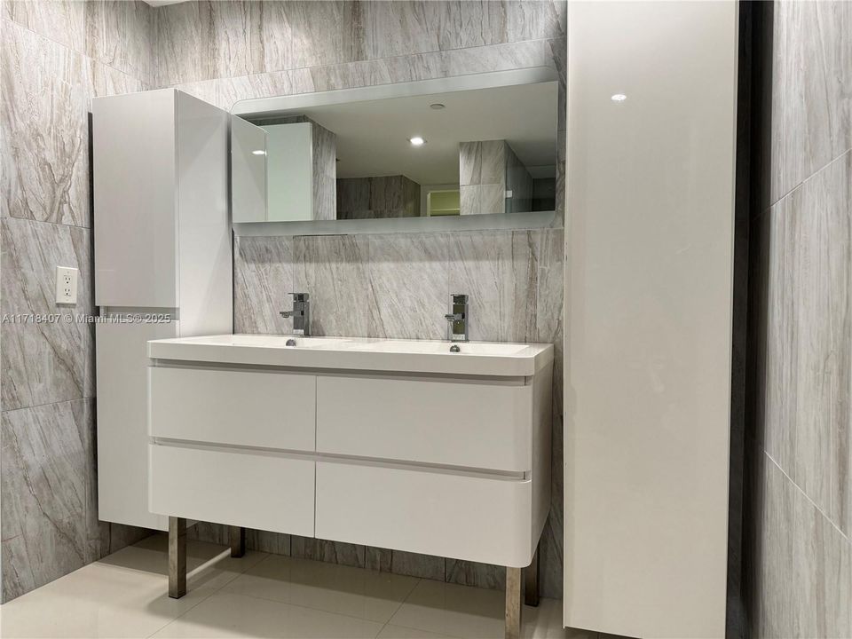 Primary en-suite bathroom double sinks and lots of storage