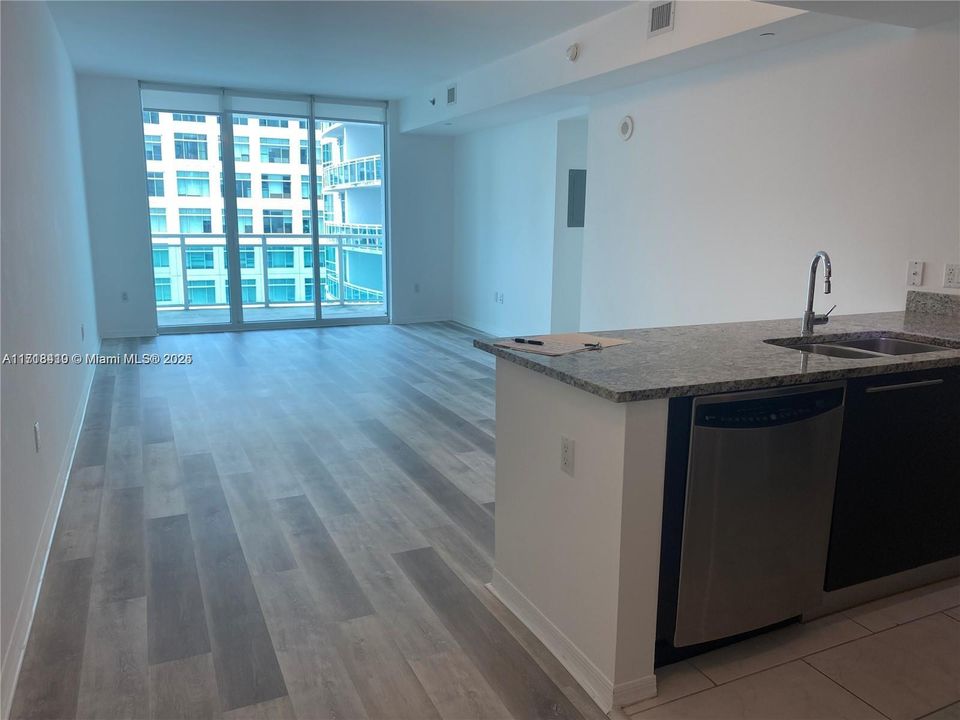 For Rent: $3,350 (1 beds, 1 baths, 774 Square Feet)