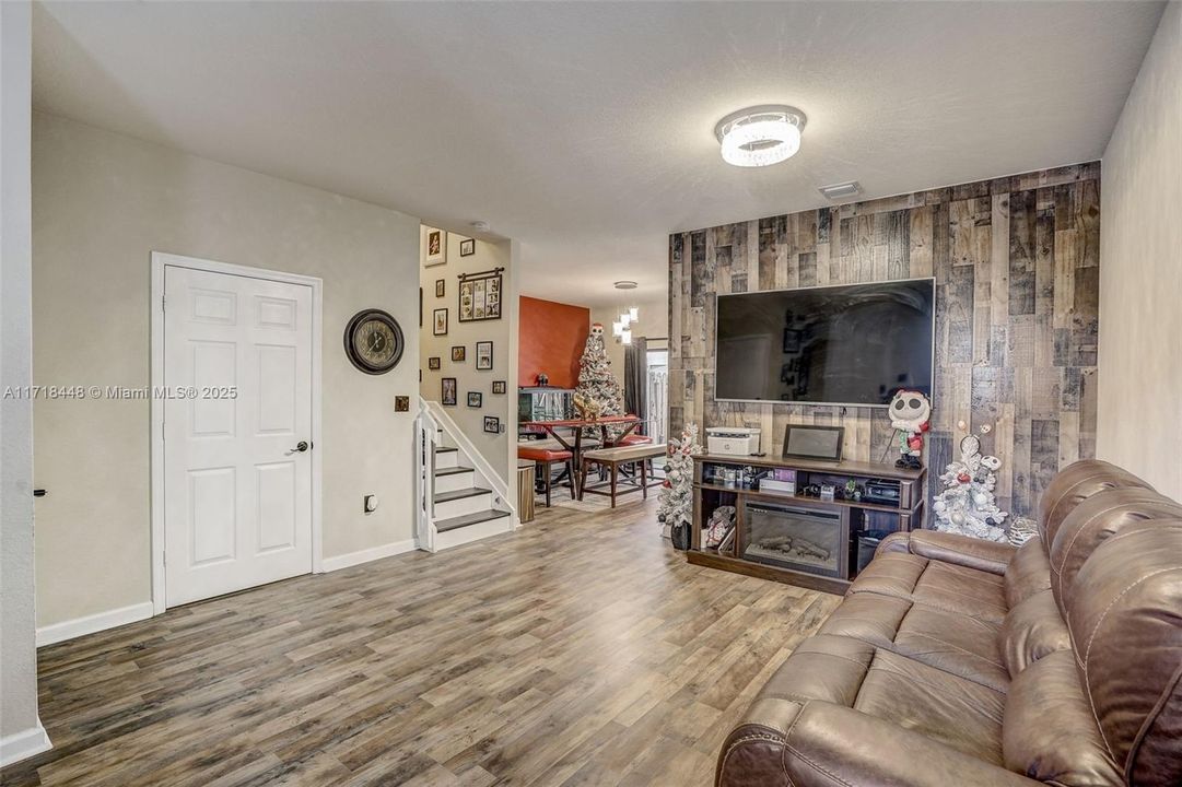 For Sale: $369,000 (3 beds, 2 baths, 1512 Square Feet)