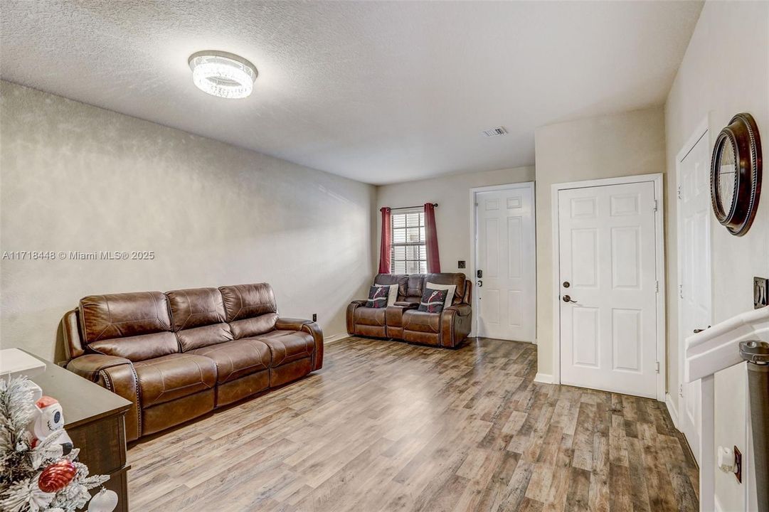 For Sale: $369,000 (3 beds, 2 baths, 1512 Square Feet)