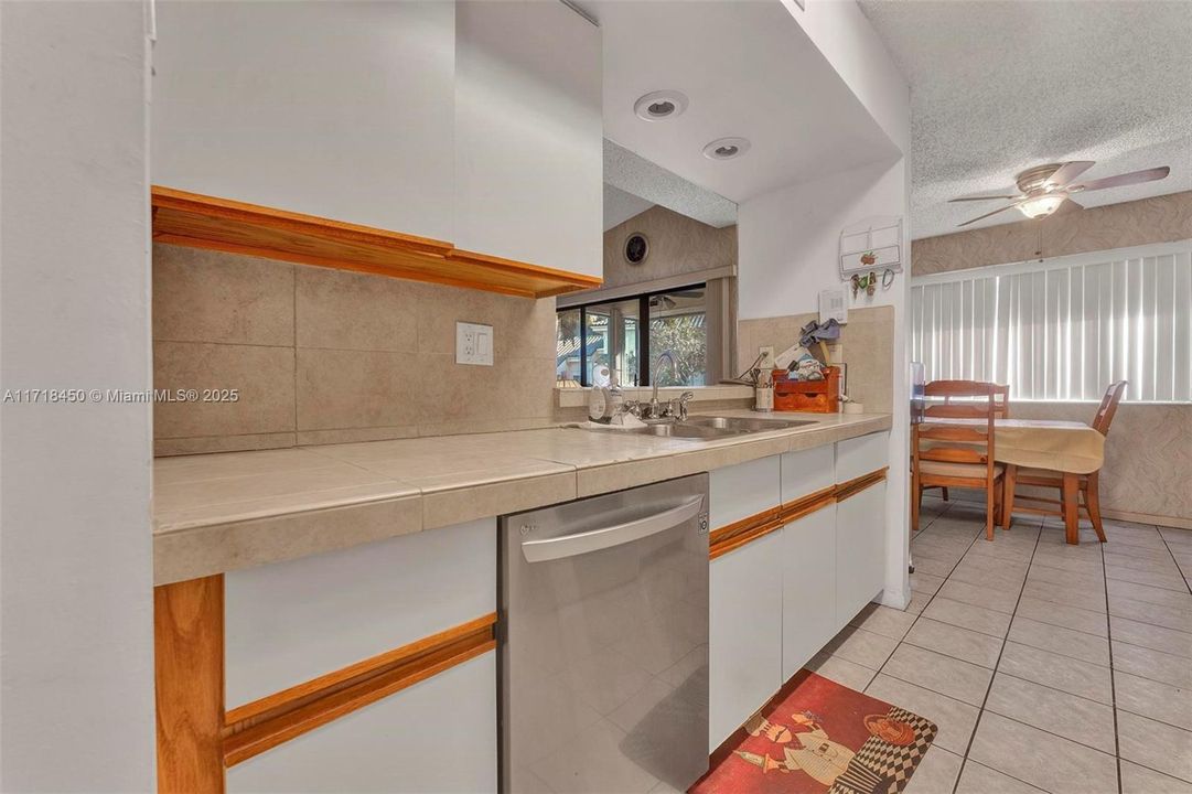 En Venta: $339,900 (3 camas, 2 baños, 1253 Pies cuadrados)