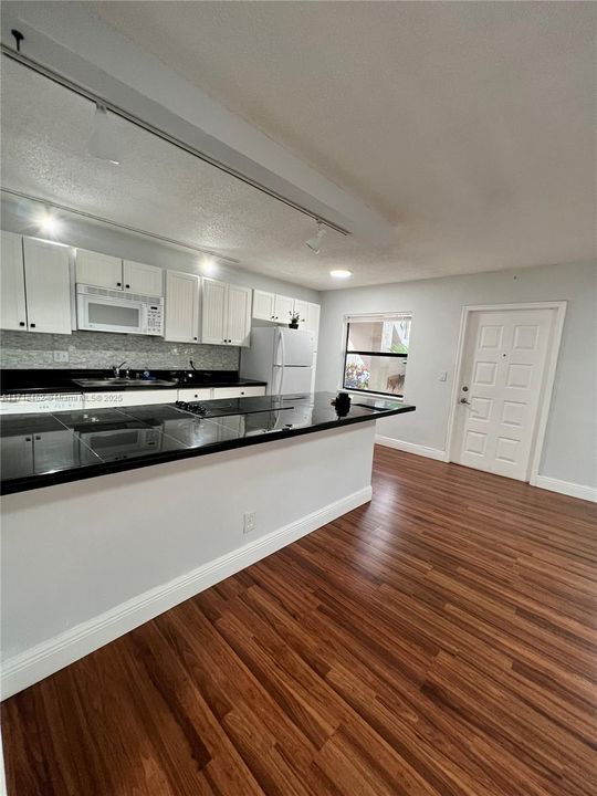 For Sale: $259,900 (2 beds, 2 baths, 840 Square Feet)