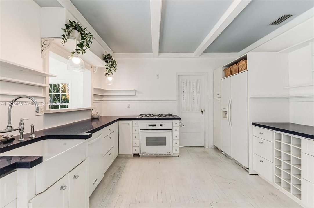 Recently Sold: $891,500 (2 beds, 1 baths, 1197 Square Feet)