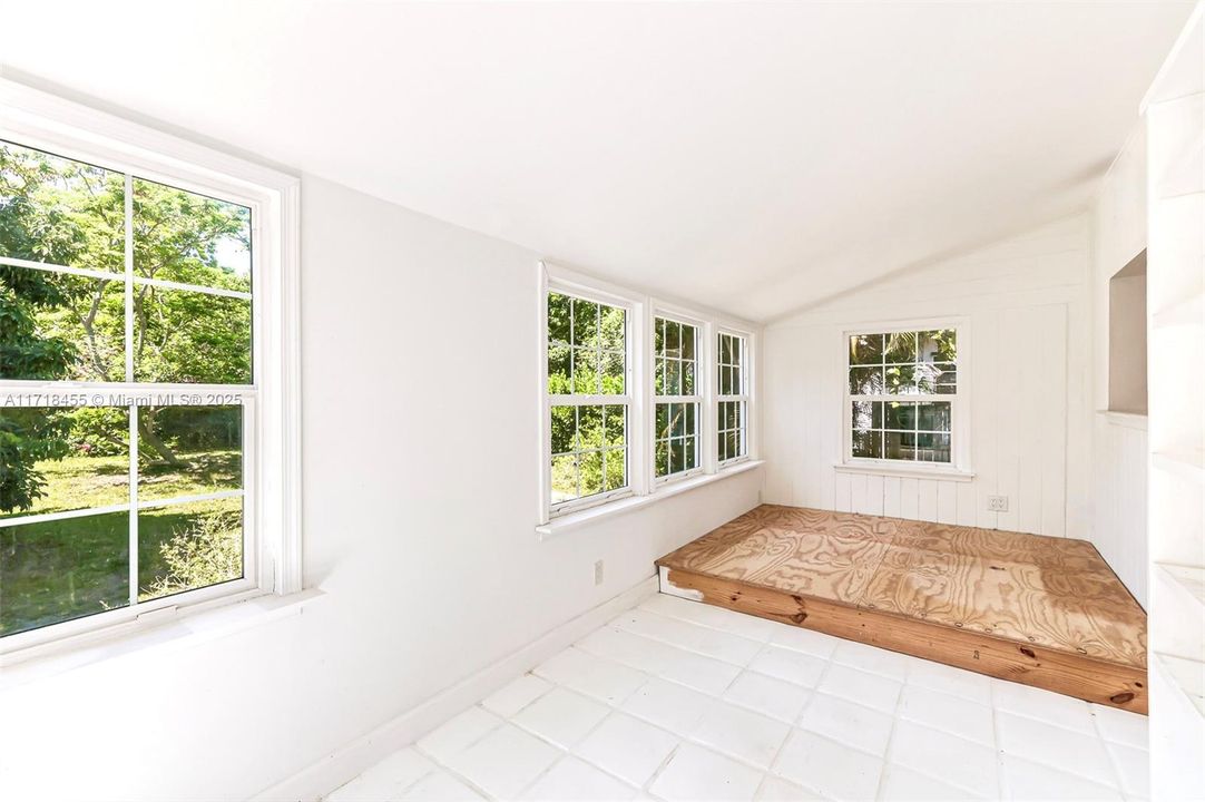 Recently Sold: $891,500 (2 beds, 1 baths, 1197 Square Feet)