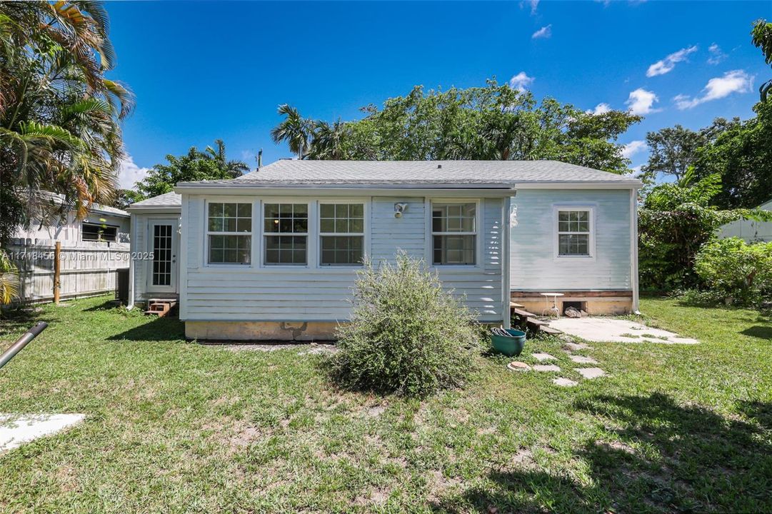 Recently Sold: $891,500 (2 beds, 1 baths, 1197 Square Feet)