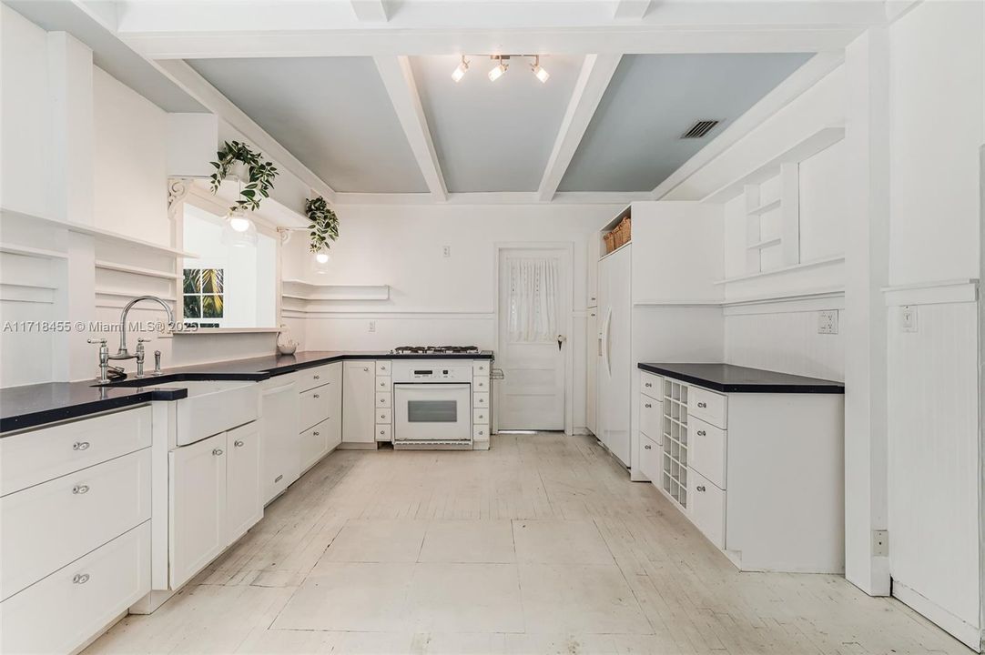 Recently Sold: $891,500 (2 beds, 1 baths, 1197 Square Feet)