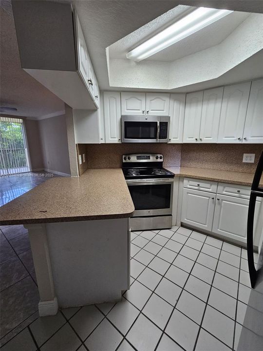 For Rent: $1,950 (1 beds, 1 baths, 810 Square Feet)