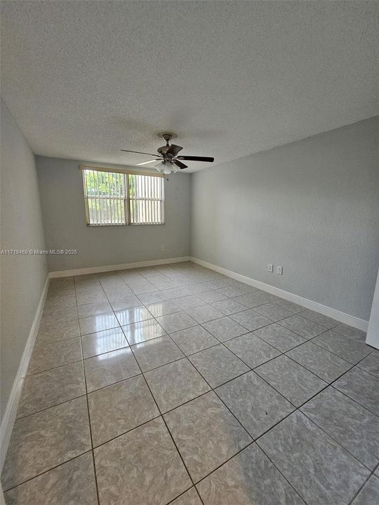 For Rent: $1,950 (1 beds, 1 baths, 810 Square Feet)