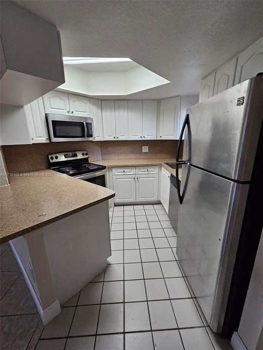 For Rent: $1,950 (1 beds, 1 baths, 810 Square Feet)